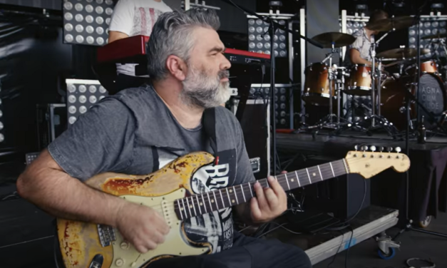 Újabb gólyahír: 51 évesen apai örömök elé néz a népszerű magyar zenekar gitárosa
