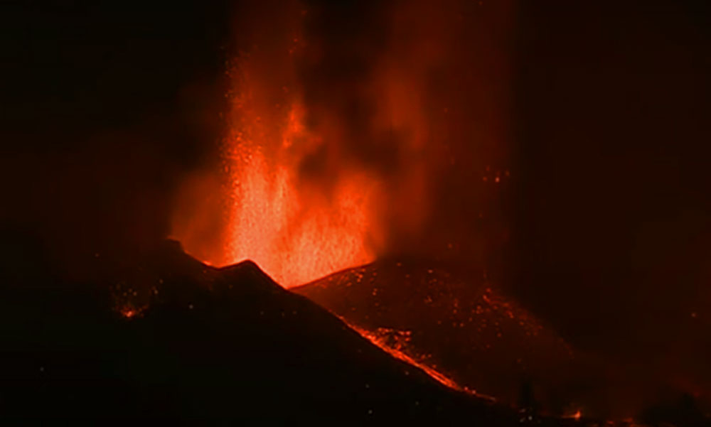 Kitört egy vulkán a Kanári-szigeteken, sok magyar is van a helyszínen, nézd meg élőben a vulkánkitörést!