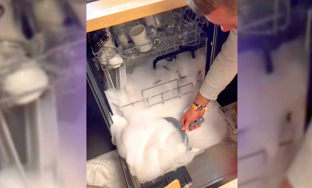Ez történik, ha mosogatószert öntenek a mosogatógépbe, az asszony kikészülhetett, amikor meglátta, mit csinált a férje – VIDEÓ