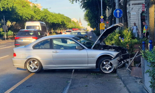 Menőzni akart a BMW-vel az Üllői úton a férfi, aztán lerombolta a budapesti presszóteraszt a drifteléssel – Fotók
