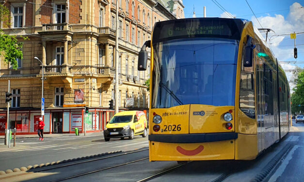 Újabb szatír bukkant fel Budapesten: gusztustalan dolgot művelt ez a férfi a villamoson Reginával