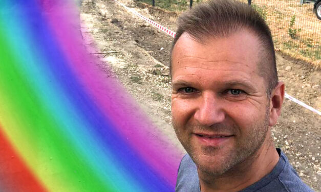 „A csillámfaszláma szivárványos” – állítja Etyek fideszes polgármestere, Zólyomi Tamás, aki átfestetné az iskola falát, mert szivárványt látott ott, ahol nincs