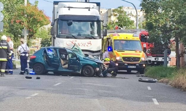 Brutális baleset: métereken keresztül tolta maga előtt az elé kivágó kocsit a kamion Csepelen – Fotók a helyszínről