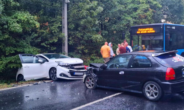 Hatalmas karambol a hírhedt halálkanyarban, bepánikoltak a buszon az utasok – Fotók