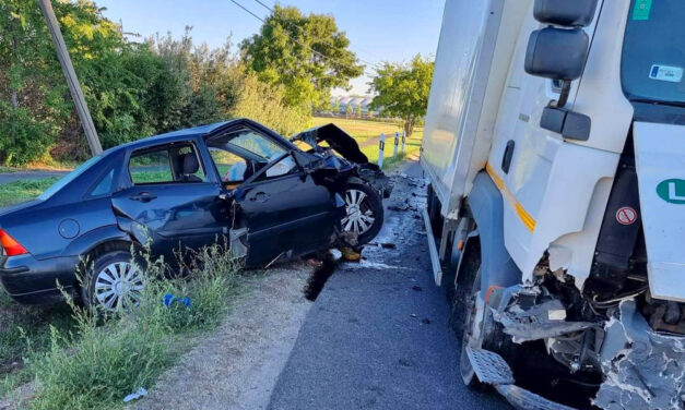 Drámai karambol Gyálnál, frontálisan ütközött a Ford a teherautóval, feszítővágóra is szükség volt a mentésnél – Fotók