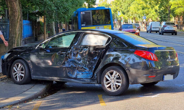 Összetörte magát az utas a BKV-buszon, autóval karambolozott az E7-es járat, nem hiszed el, mit csinált vezetés közben a balesetet okozó nő