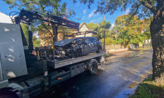 Frontálisan ütközött a Honda a BKK egyik járatával, két gyerek sérült meg a balesetben