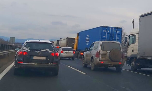 Esett az eső, megbénult a Budapest környéki közlekedés, rengeteg a baleset, az M5-ösön két karambol is történt