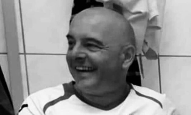 Közel 50 percig küzdött mindenki az életéért – Összeesett a pályán és meghalt egy focista Monoron