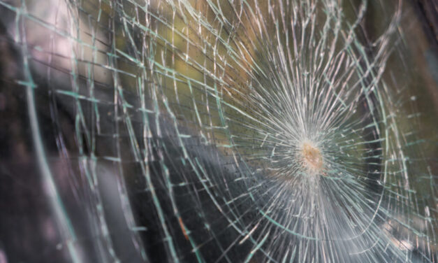 Karambol az M1-esen, teljes a pályazár – Eközben a vonat is gázolt, Budaörsön pedig három autó rohant egymásba