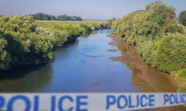 “Egy híd közelében vették észre a férfit, a teste a vízben lebegett” – holtan találták meg az eltűnt horgászt a Körösben