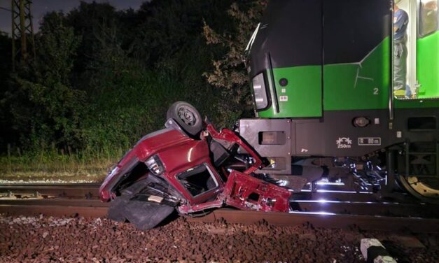 Vasúti sínekre zuhant egy autó Pestszentlőrincen, miután rendőrök üldözőbe vették a sofőrt: 400 métert toltak az autót a tehervonat