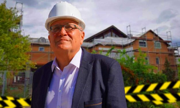 Azonnal hazaküldték a gyerekeket, hétfőre ronggyá ázott a felújítás alatt álló gödöllői középiskola, a térség országgyűlési képviselője, Vécsey László a füle botját sem mozdítja