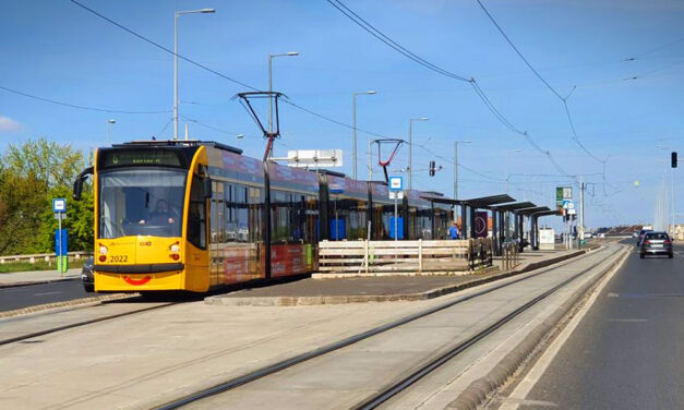 Rablás a villamoson – Késsel a kezében követelt pénzt a szemétláda tettes egy békésen utazó asszonytól