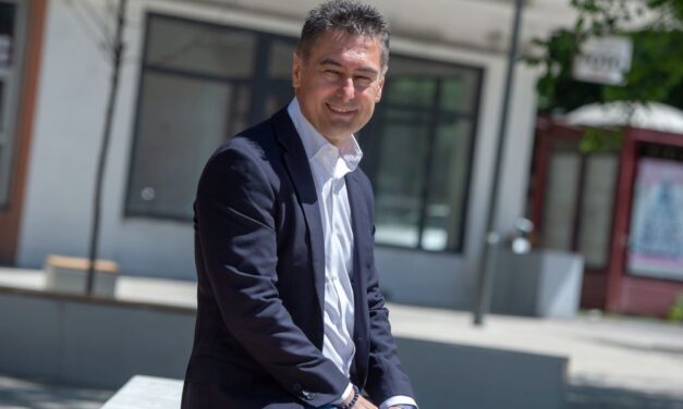 Menesztette helyettesét a zuglói polgármester, nyílt színen küzd egymással az MSZP és a DK