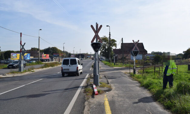 Hiába a tilos jelzés, mégis behajtott a vasúti átjáróba ez a felelőtlen sofőr Székesfehérváron, az sem érdekelte, hogy rácsukódik a fénysorompó – Fotók