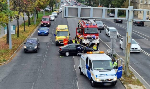 Durva baleset az Üllői úton: keresztbe fordult, majd totálisan összetört egy Honda