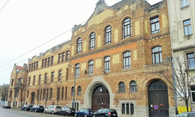 Egykori gimnáziumába vitte a fenyegető levelet a tankerület vezetője, a Szent István Gimnázium diákjai kockás ingben várták az intézmény fenntartójának érkezését