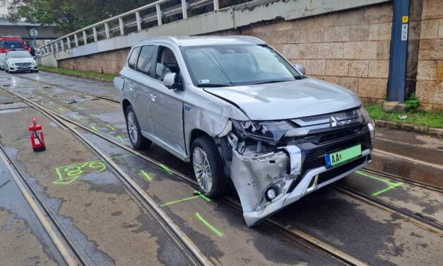 Vezetés közben rosszul lett a vadiúj terepjáró sofőrje, az irányítás nélkül sodródó autó nekiment a villamosnak a Rudas fürdő előtt