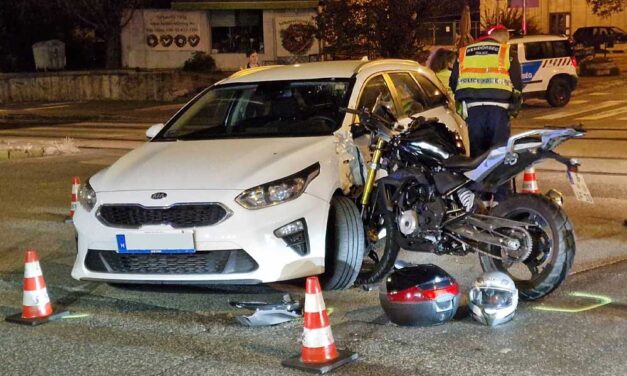 Belehasított az autóba a motoros, a szélvédőnek vágódott a férfi feje, majd végigcsúszott a motorháztetőn