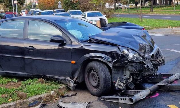 Kirobbantak a légzsákok, egy gyermek megsérült, kórházba vitték – nem tudott átcsusszanni a sárgán az autós, baleset lett a vége