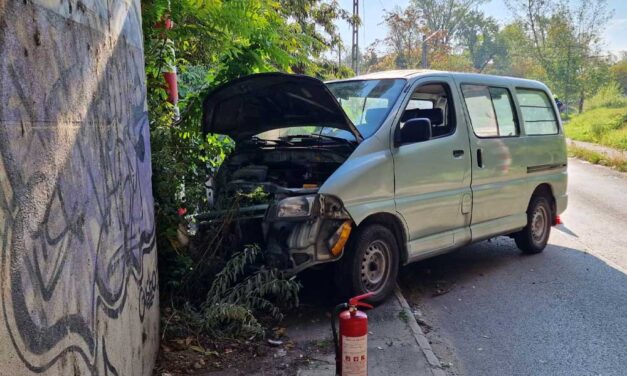 Vezetés közben is piált a sofőr, tök részeg volt, amikor az aluljáró falának csapódtak