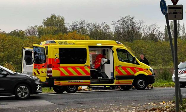 Dráma az út szélén – Furgonba csapódott egy motoros Csepelen, hatalmasat repült a férfi az úton, az autósok rohantak segíteni neki
