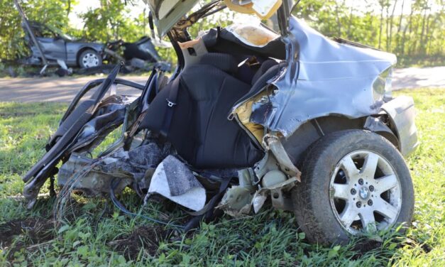 “Isteni csoda lenne, ha tovább javulna az állapota” – egyhónapja van kómában a berhidai baleset túlélője, akit közben a rendőrség 15 ezer forintra büntetett, mert nem volt bekötve