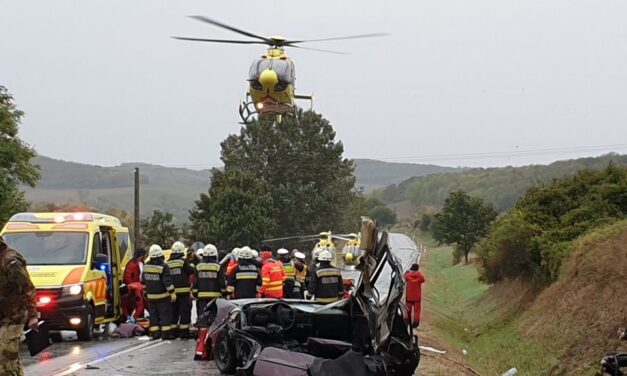 “Az elhunytakat a településen temették el, mindegyiküknek síremléke van” – egy évvel a szörnyű baleset után is mindenki a négy fiatalt gyászolja Gyulajon