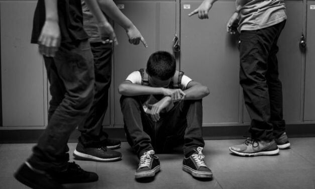 Ki kellett venni az iskolából azt a 13 éves fiút, akit egy osztálykiránduláson megütöttek és megrugdostak a társai. Valós probléma a kamaszkori bántalmazás