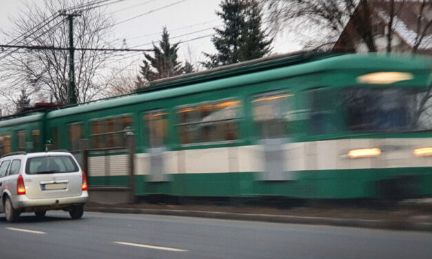 Megint gázolt a HÉV, most Budakalásznál sodort el egy embert