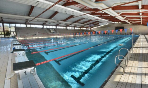 Kisegíti a kormány Székesfehérvárt – mégsem zár be az uszoda