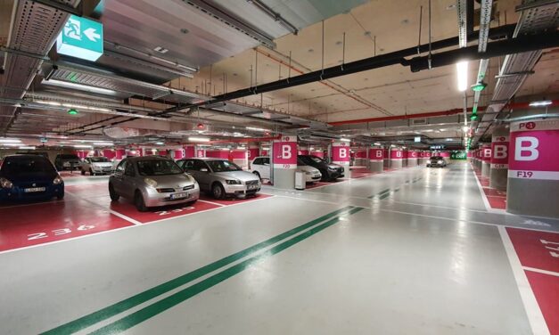 Elege lett a potyázókból az Etele Plaza vezetőségének: megszünt az ingyenes parkolás és az elektromos autókat is már csak pénzért lehet tölteni
