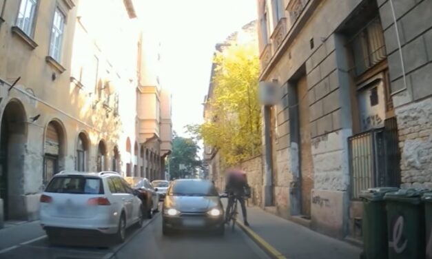 Döbbenetes felvétel: szemben a forgalommal húzta rá a kormányt egy biciklis futárra ez az autós a 7. kerületben