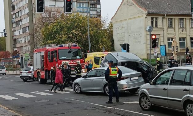 Látványos ütközés Gödöllőn – jelzőlámpás kereszteződésben csattantak az autók – HELYSZÍNI FOTÓKKAL!