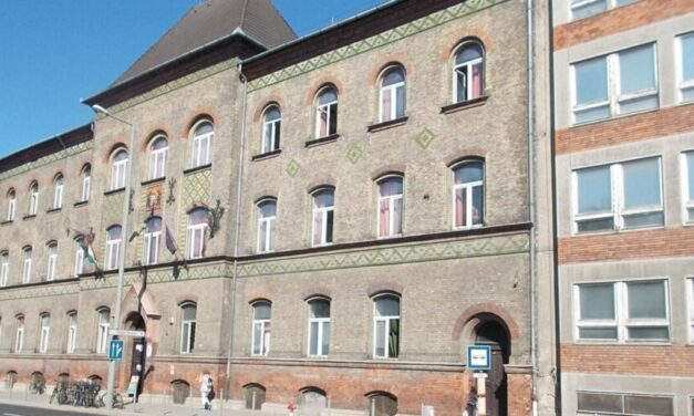 5 év börtönre ítélték azt a diákot, aki fizika órán, szándékosan megsebesítette tanárát: a pedagógust életveszélyes állapotban vitték kórházba