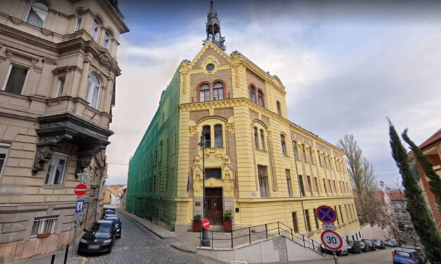 “Ez egy jó hírű budai iskola. Döbbenet!” – rohantak a szülők az 1. kerületi középiskolába a gyermekeikért, miután az egyik diák éles eszközzel támadt osztálytársára az egyik szünetben