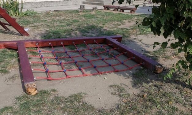 “Szeretnénk, ha azok az illetők, akik bűnösök, már nem ülnének a székükben”- megszólalt annak a 6 éves kislánynak a nagymamája, aki lezuhant az óvodai mászókáról és meghalt