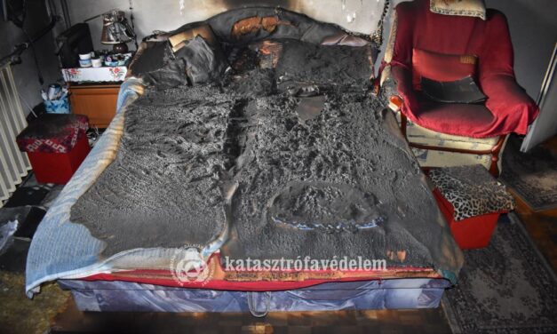 Magára gyújtotta a házat a nyugdíjas férfi, még a villanyoszlopra is búcsúlevelet tűzött