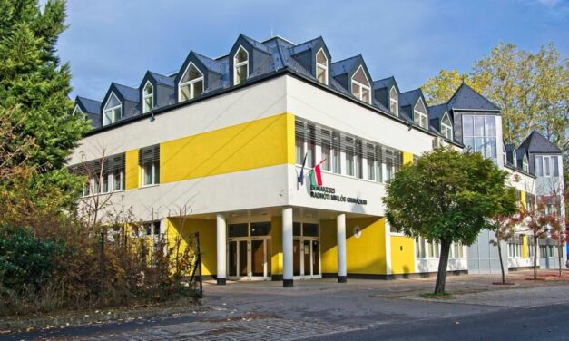 Dunakeszin 16 tanár vállalt szolidaritást a Kölcseyből kirúgott pedagógusokkal, a Radnóti Miklós Gimnázium pedagógusai megtagadták az első két óra megtartását