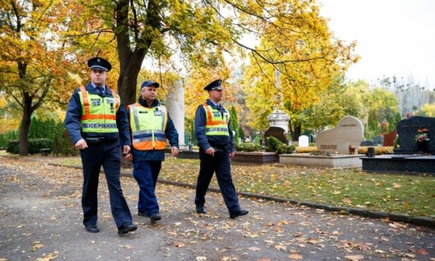 Kerülje el az áldozattá válást! Fokozott figyelmet kér a rendőrség a temetőkben és a sírkertek környékén