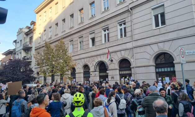 “Elég volt abból, hogy vezető pozícióban azt gondolják emberek, az oktatást támogatják” – több százan tüntettek a tanárok kirúgása ellen a Közép-Budai Tankerületnél