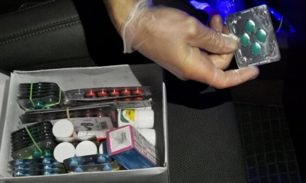 A lakása és az autója is illegális cuccokat volt tele ennek a váci férfinak – Drogok, hamis gyógyszerek, zárjegy nélküli cigaretta, minden volt ott