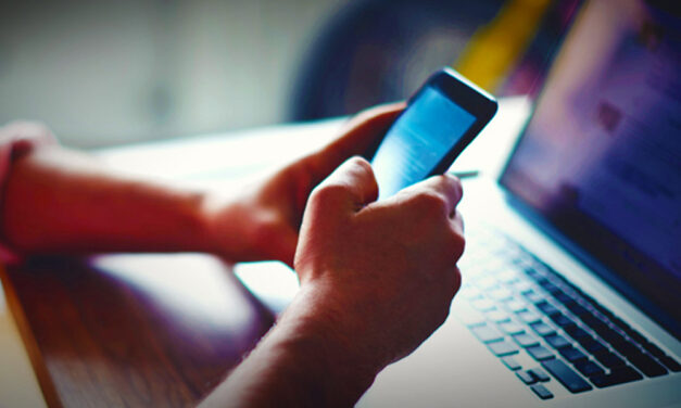 “Cseréljetek helyet!” – üvöltötte az anya, miközben 10 éves fiát pajzán születésnapi ajándékkal lepte meg: egy 15 éves lányt szervezett a bulira, az aktust pedig videóra vették