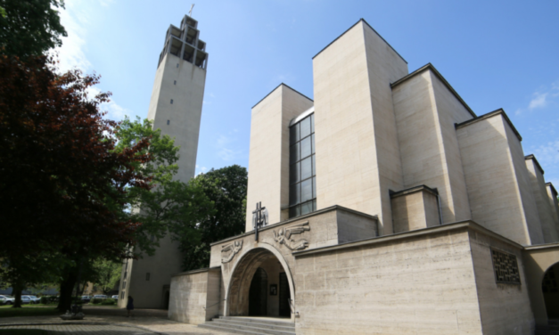 Éveket tölthet a börtönben az a férfi, aki paokkal dulakodott Budapesten. Gyónni várják a templomban balhézó férfit
