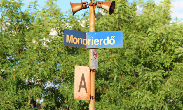 Elgázolt egy embert a vonat a monorierdei átjáróban: teljes vágányzár van, több órát is késhetnek a járatok