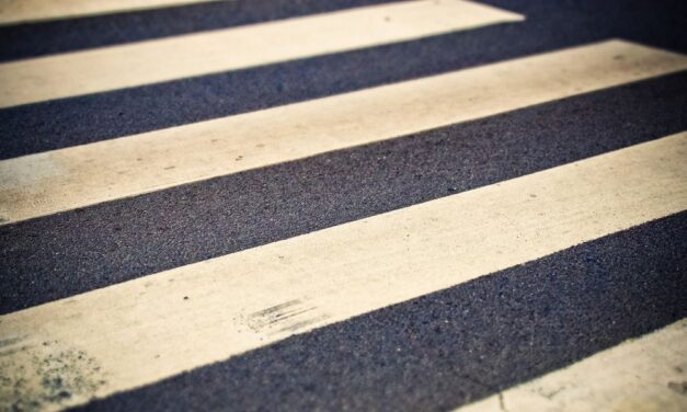 Őrjöngve verte a bíróság ajtaját, majd a zebrán tolta le az alsógatyáját a győri férfi