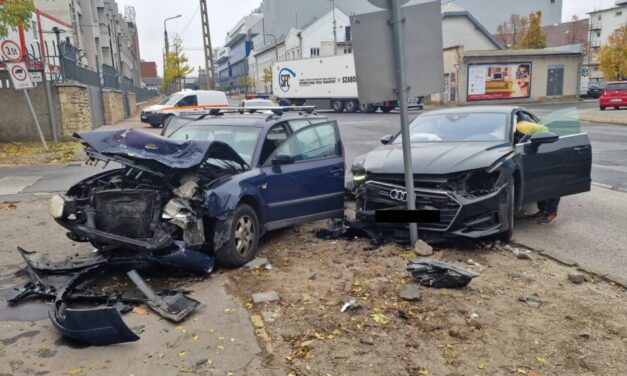 Csúnyán egymásba rohant két autó Budapesten: az Audi és a  Volkswagen ripityára tört – Fotók a helyszínről