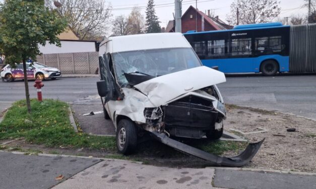 Hatalmas csattanás a 15. kerületben: a Ford vezetője nem vette figyelembe a felé tartó buszt, simán elékanyarodott – Fotók a helyszínről