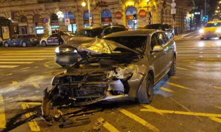 Illegálisan használt megkülönböztető jelzést az az autó, amely brutális balesetet okozott a Nagykörúton